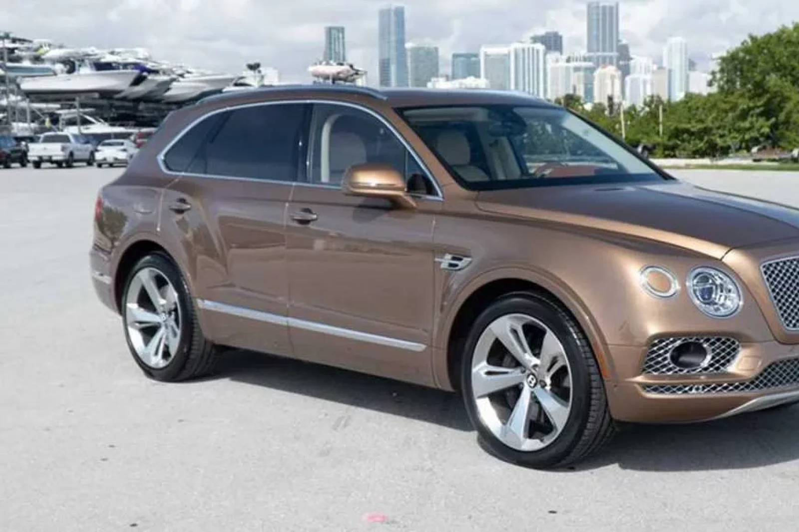 Alquiler Bentley Bentayga CHAMPAGNE EDITION Dorado 2022 en Miami