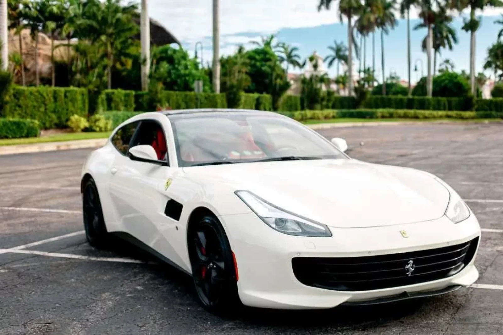 Miete Ferrari GTC4Lusso T Weiß 2021 in der Miami