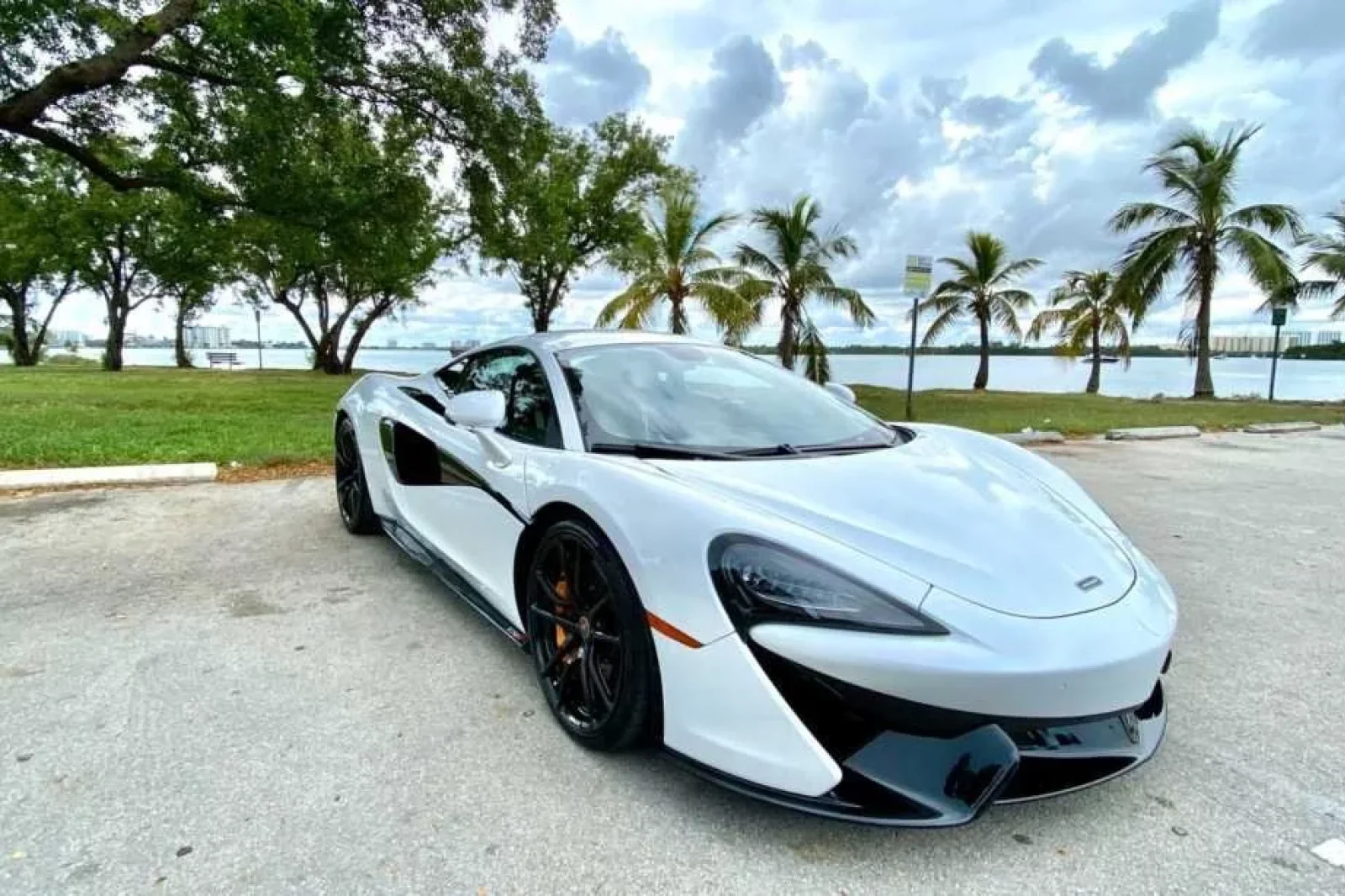 Miete McLaren 570S  Weiß 2019 in der Miami