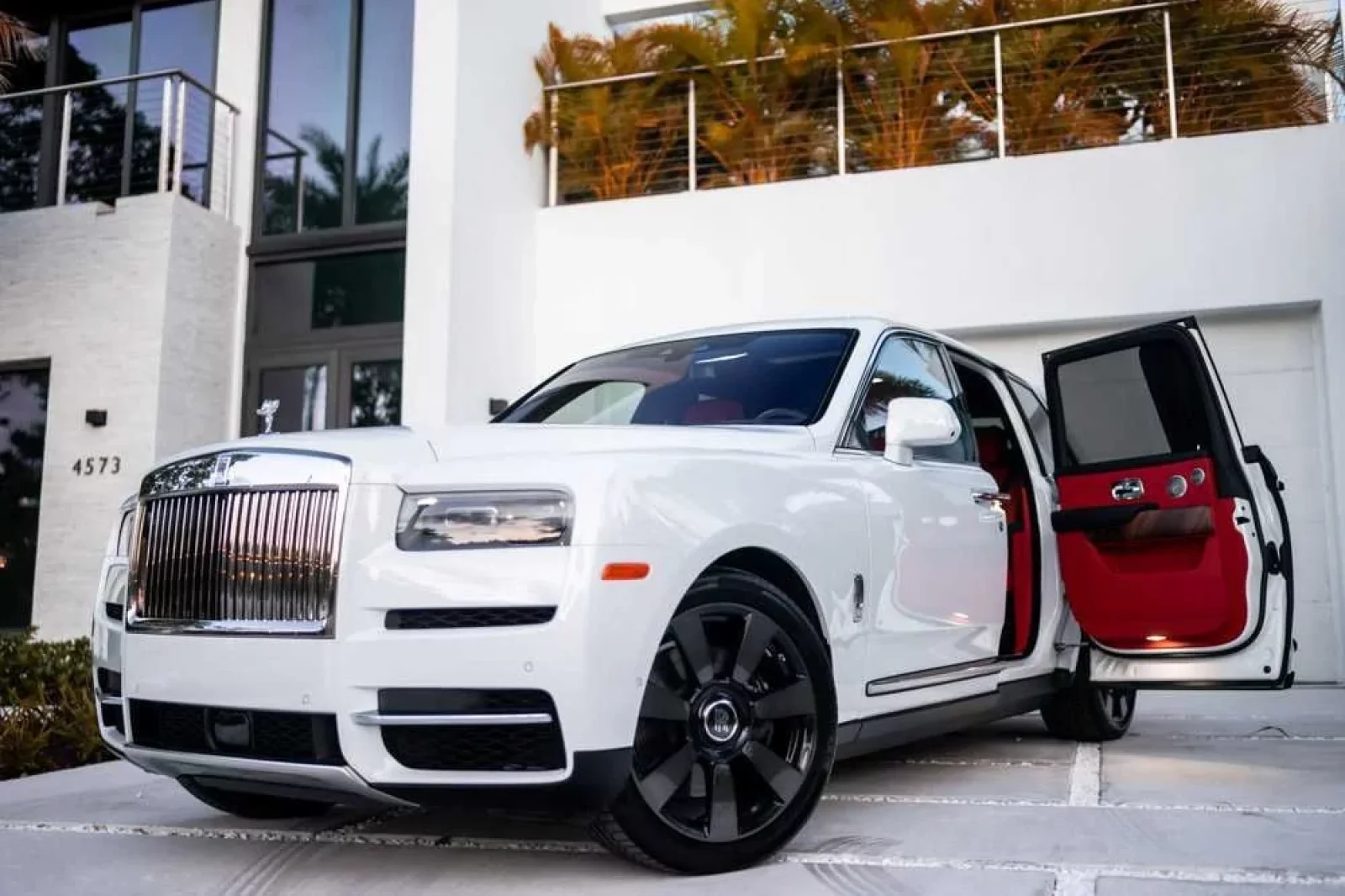 Kiralık Rolls-Royce Cullinan  Beyaz 2019 içinde Miami