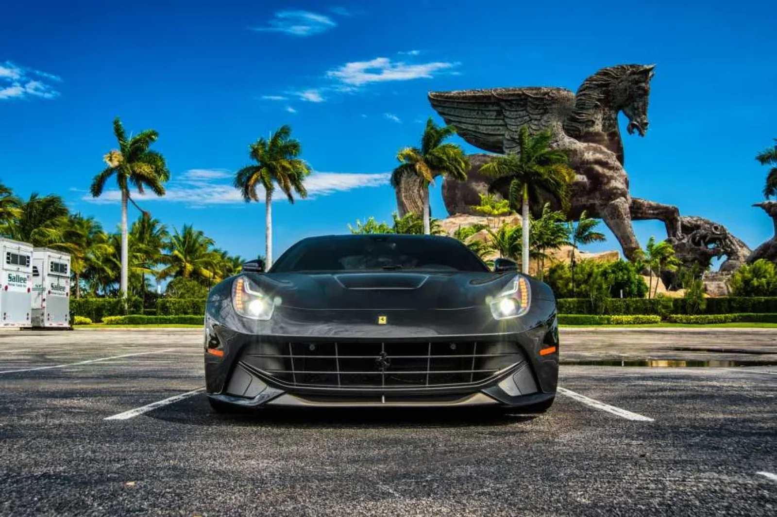 Miete Ferrari F12 Berlinetta  Schwarz 2017 in der Miami - 2 